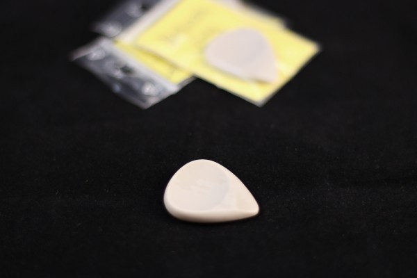 Dugain Pick Synthetique "R"