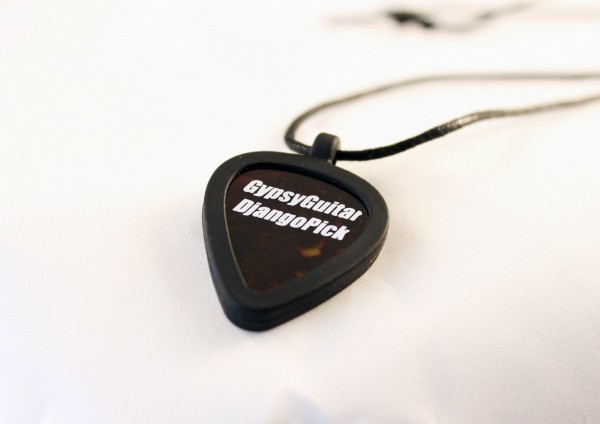 DjangoPick mit Anhänger